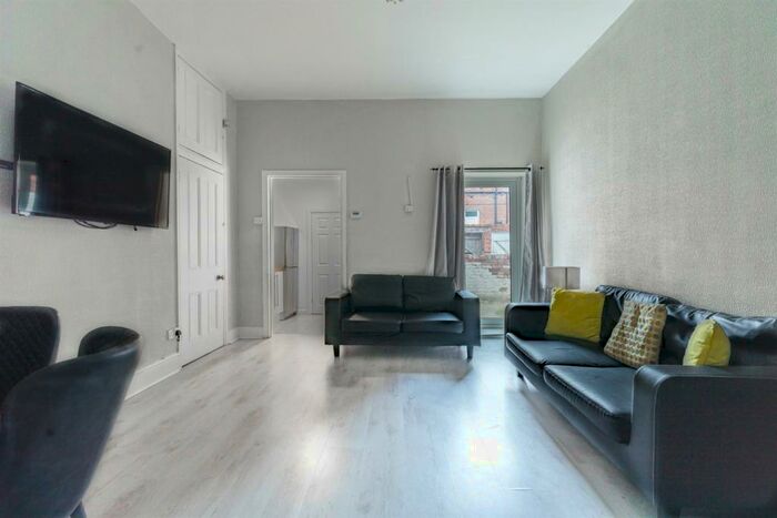 3 Bedroom Flat To Rent In Glenthorn Road, Newcastle Upon Tyne, NE2