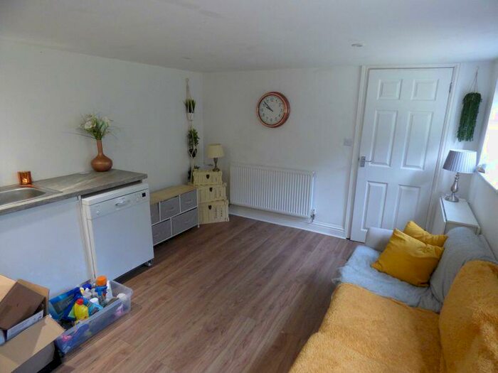 1 Bedroom Flat To Rent In High Street, Lane End, HP14