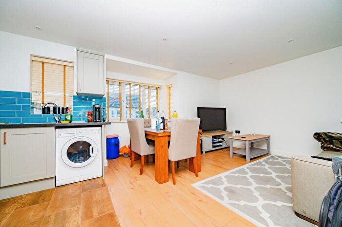 2 Bedroom Flat For Sale In Farley Hill, Luton, Bedfordshire, LU1