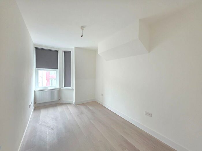 2 Bedroom Flat To Rent In First Floor Flat, Howard Road, Cricklewood, NW2