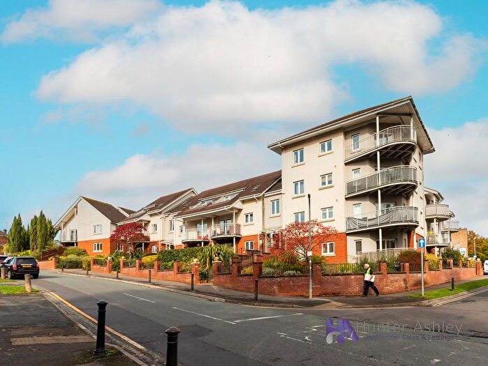 2 Bedroom Flat To Rent In Cedar Avenue, Hazlemere, High Wycombe, HP15