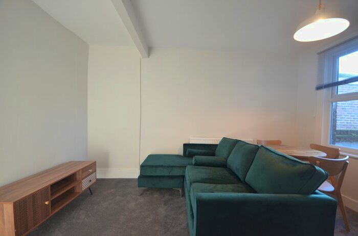 3 Bedroom Flat To Rent In Bethnal Green Road, London, E2