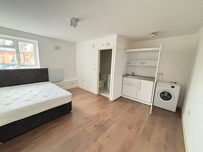 Studio To Rent In Colney Hatch Lane, N10