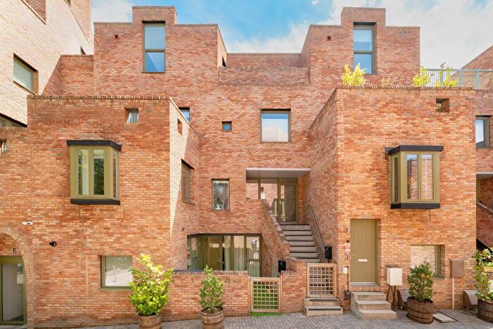 2 Bedroom Flat To Rent In Edgewood Mews, Finchley, N3