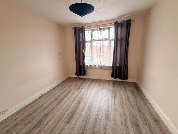 1 Bedroom Flat To Rent In Eastern Avenue, Redbridge, IG4