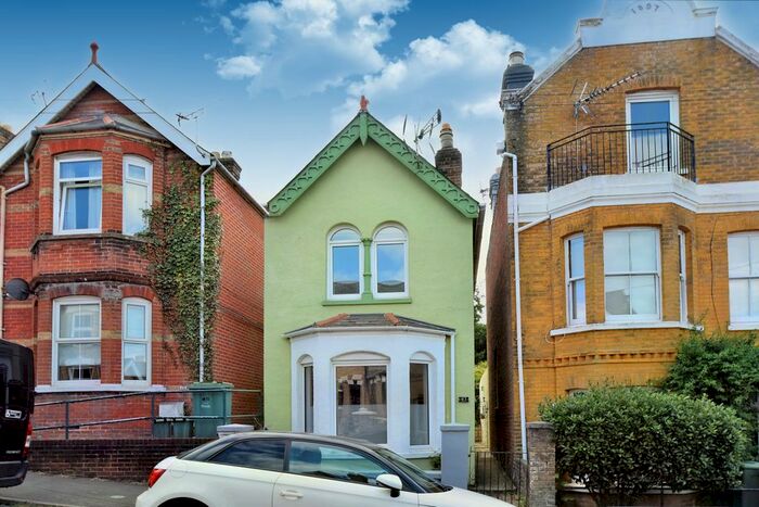 3 Bedroom Detached House To Rent In Gordon Road, Cowes, PO31