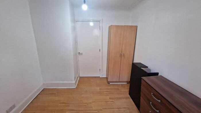 2 Bedroom Flat To Rent In Burdett Road (Top Floor Flat), Mile-End, E14