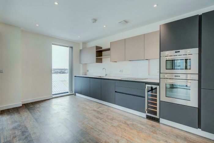 3 Bedroom Flat To Rent In Watteau Square, Croydon, CR0