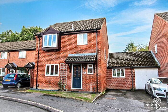 3 Bedroom Link Detached House For Sale In Cropper Close, Thatcham, Berkshire, RG19
