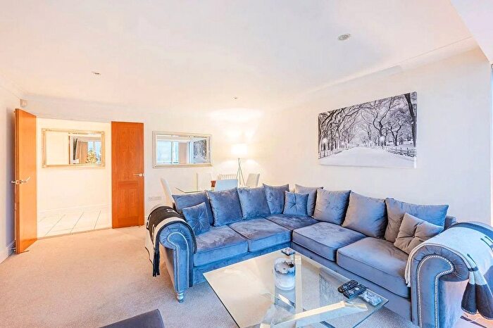 2 Bedroom Flat To Rent In Creswell Drive, Langley Waterside, Beckenham, BR3