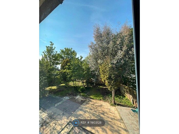 3 Bedroom Semi Detached House To Rent In Horsecroft Close, Orpington, BR6