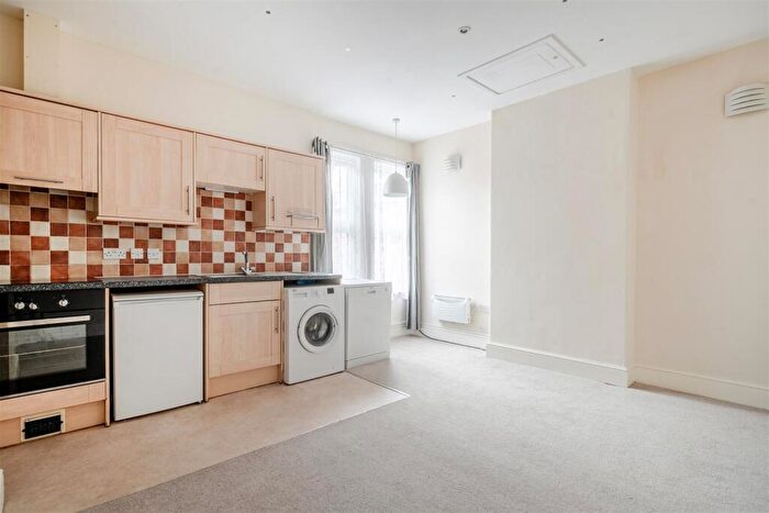 2 Bedroom Flat For Sale In Marshfield Road, Chippenham, SN15