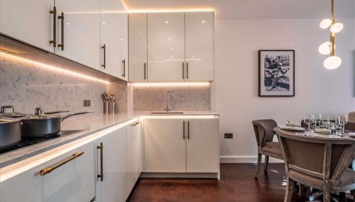 3 Bedroom Flat To Rent In Thornes House, Charles Clowes Walk, Vauxhall, London, SW11