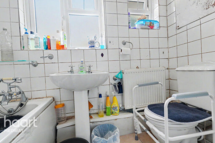 3 Bedroom Terraced House For Sale In Curzon Road, Chatham, ME4