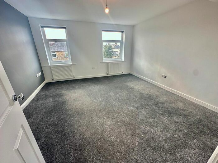 2 Bedroom Flat To Rent In St. Johns Avenue, Newsome, Huddersfield, HD4