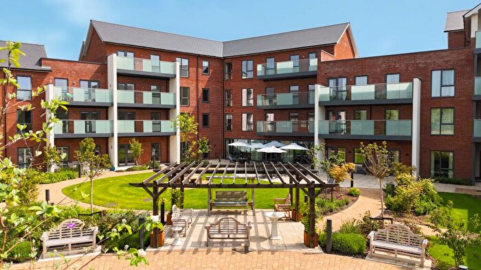 2 Bedroom Apartment For Sale In The Landings, Kings Hill, ME19