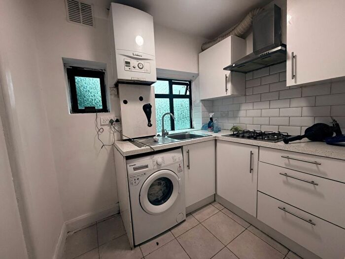 2 Bedroom Flat To Rent In Ilford, IG2