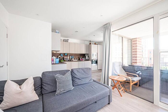 2 Bedroom Flat To Rent In Hendon Waterside, Hendon, London, NW9