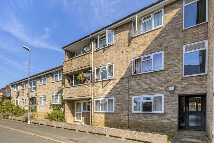 2 Bedroom Flat To Rent In South Place, Surbiton, KT5