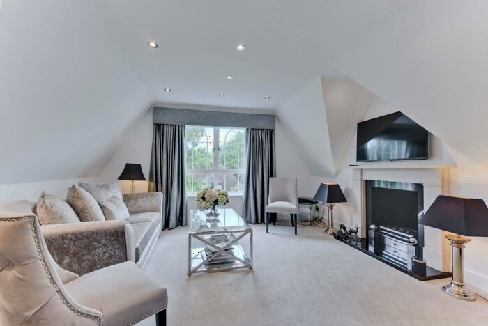 3 Bedroom Flat To Rent In Old Avenue, Weybridge, Surrey, KT13