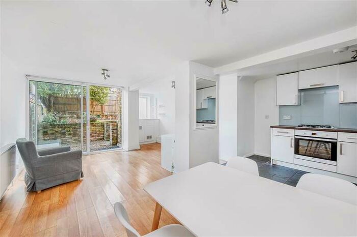 2 Bedroom Flat To Rent In Boscombe Road, Shepherd's Bush W12