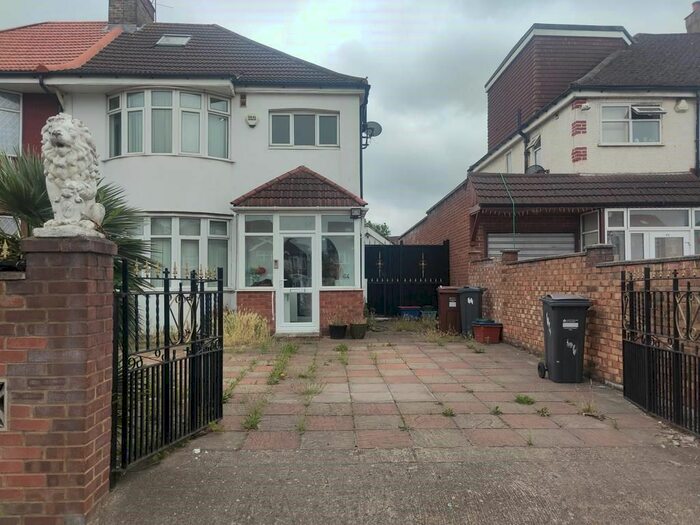 5 Bedroom Semi-Detached House To Rent In Great South West Road, Hounslow, TW4
