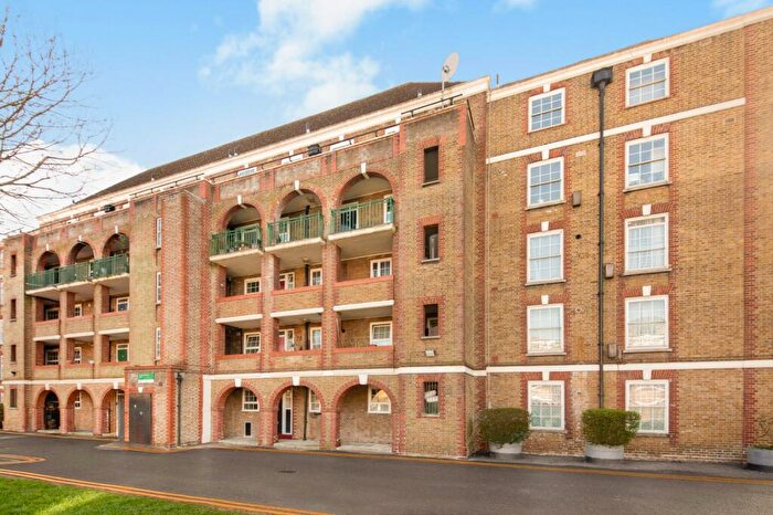 3 Bedroom Maisonette For Sale In Radford House, Georges Road, N7