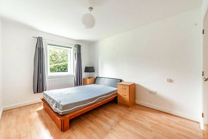 2 Bedroom Flat To Rent In High Road, Harrow Weald, Harrow, HA3