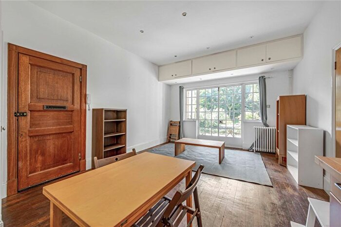 2 Bedroom Flat To Rent In North Drive, London, SW16