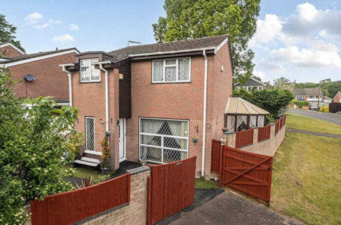 3 Bedroom Link Detached House For Sale In Gannet Close, Lordswood, Southampton, Hampshire, SO16