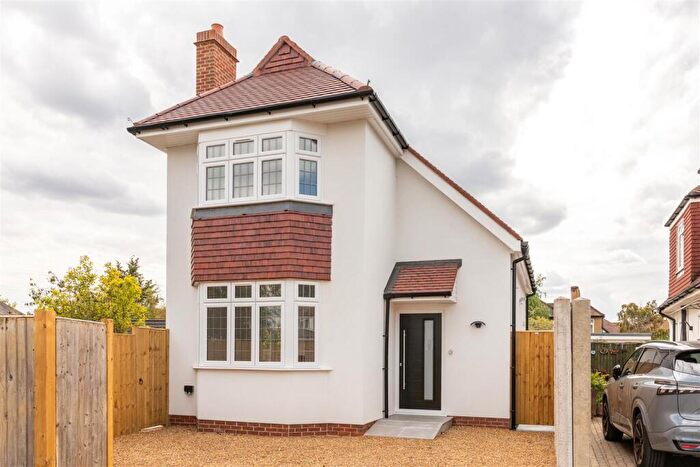 2 Bedroom Detached House For Sale In Holmsley Close, New Malden, KT3