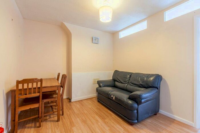 3 Bedroom Flat To Rent In Rolls Road, South Bermondsey, London, SE1
