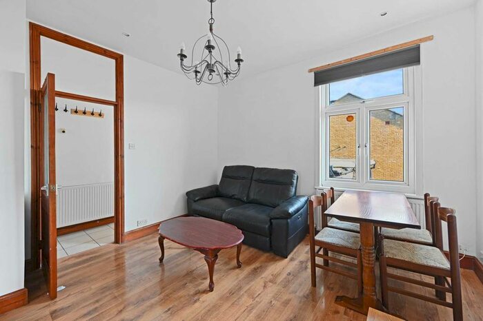 2 Bedroom Flat To Rent In Uxbridge Road, Shepherds Bush London, W12