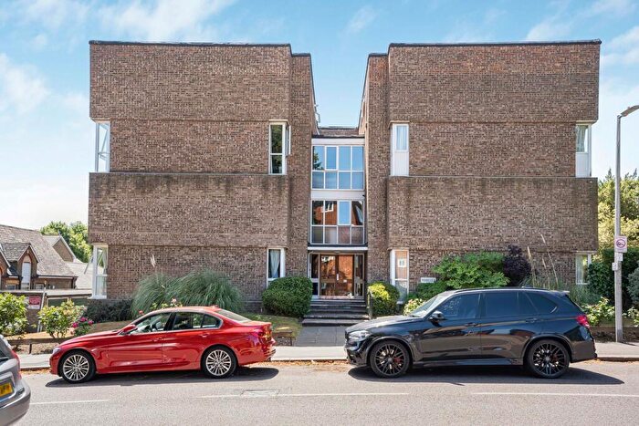 3 Bedroom Flat To Rent In Woodleigh, Churchfields, South Woodford, E18