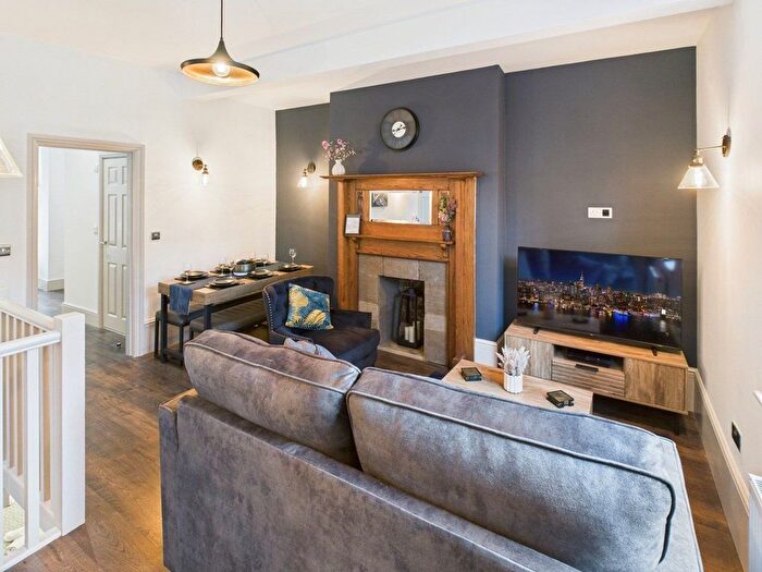 3 Bedroom Flat To Rent In Holmshaw Close, London, SE26