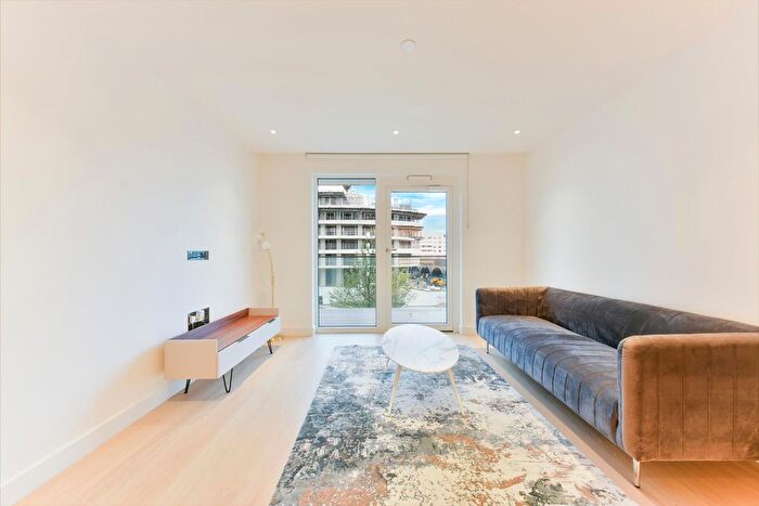 2 Bedroom Flat To Rent In Lincoln Apartments, White City Living, London, W12