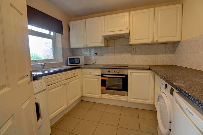 2 Bedroom Maisonette For Sale In Baron Court, Reading, RG30