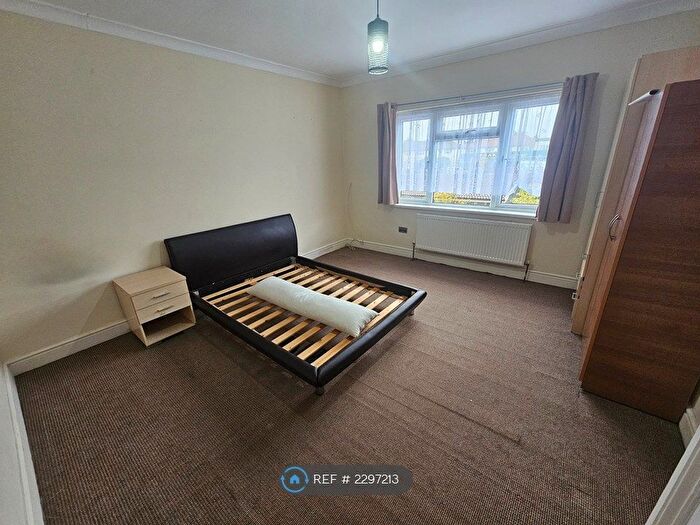 3 Bedroom Flat To Rent In Parham Drive, Ilford, IG2