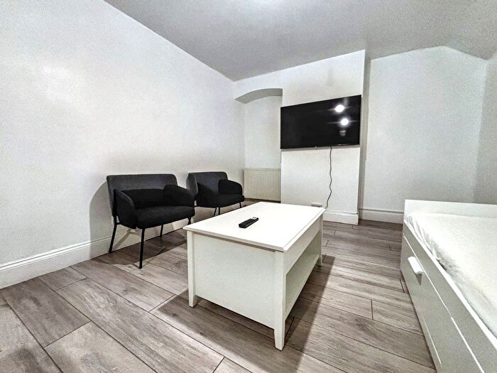 1 Bedroom Flat To Rent In A Hillfields Avenue, Bristol, BS16