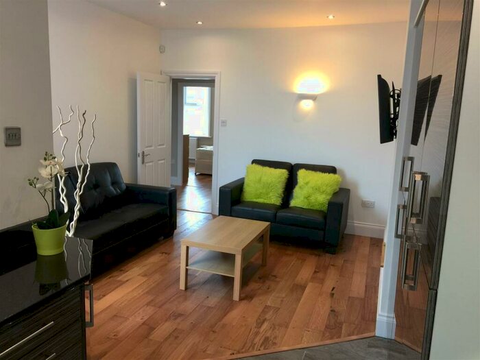 3 Bedroom Apartment To Rent In Dinsdale Road, NE2