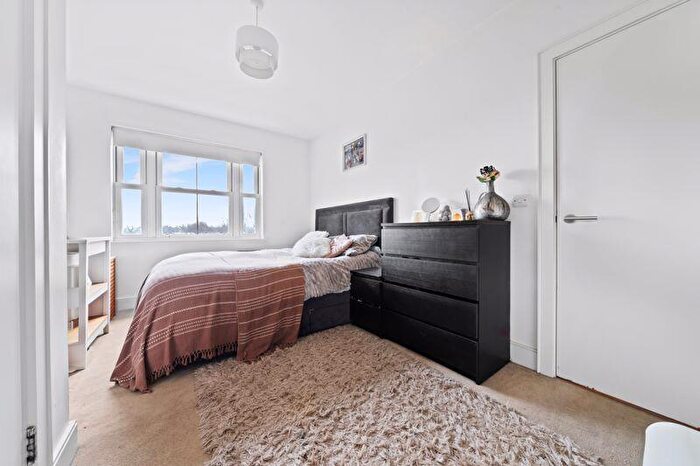 2 Bedroom Flat For Sale In Lewiston Close, Worcester Park, KT4