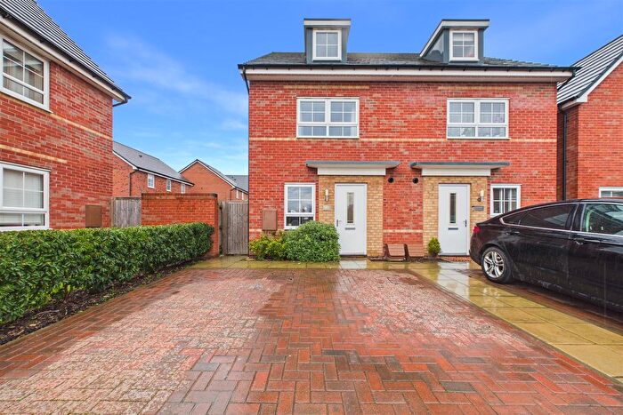 3 Bedroom Semi Detached House For Sale In Halifax Road, Fernwood, Newark, NG24