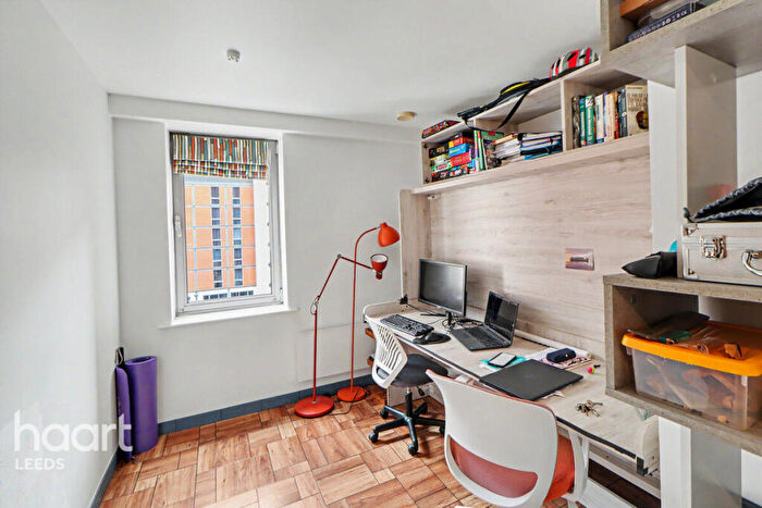 2 Bedroom Apartment For Sale In Whitehall Quay, Leeds, LS1