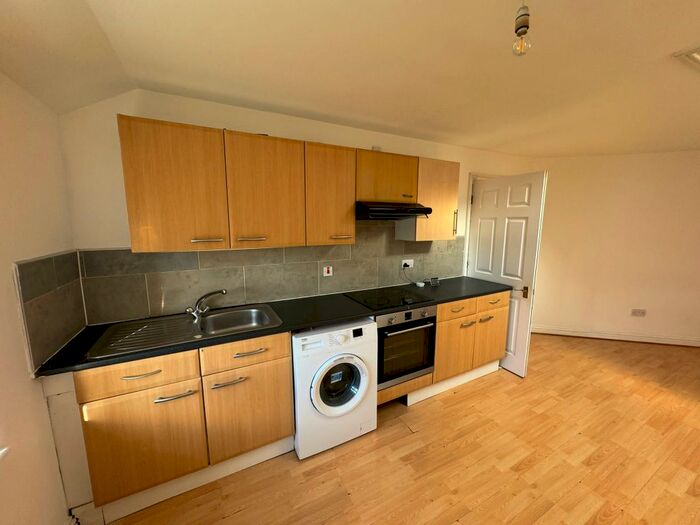 3 Bedroom Flat To Rent In Comet Place, London, SE8