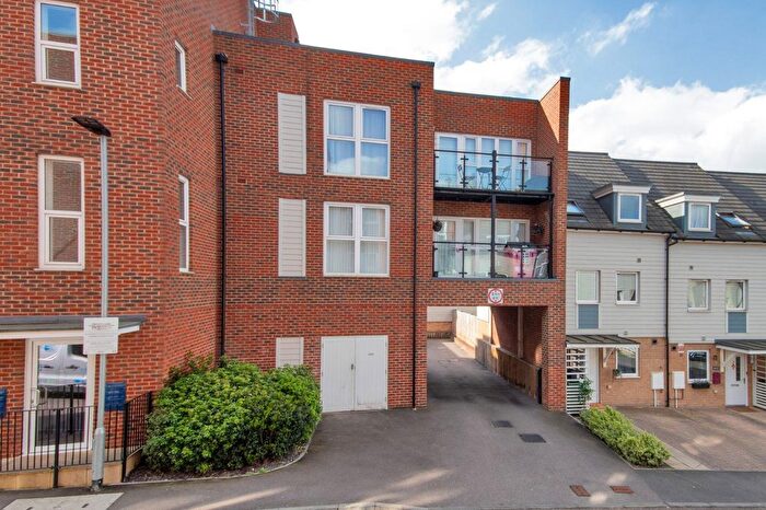 2 Bedroom Flat For Sale In Shackleton Drive, Dartford, DA1