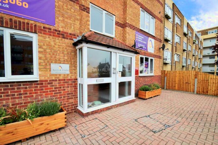 2 Bedroom Flat To Rent In London Road, Leigh On Sea Essex, SS9