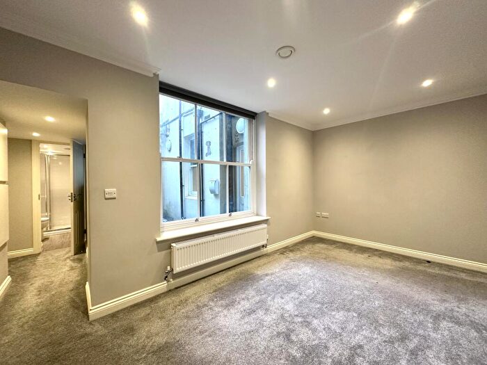 2 Bedroom Apartment To Rent In Selbourne, BN3