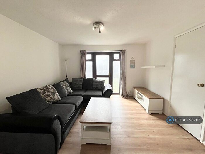 1 Bedroom Flat To Rent In Latimer Court, Waltham Cross, EN8