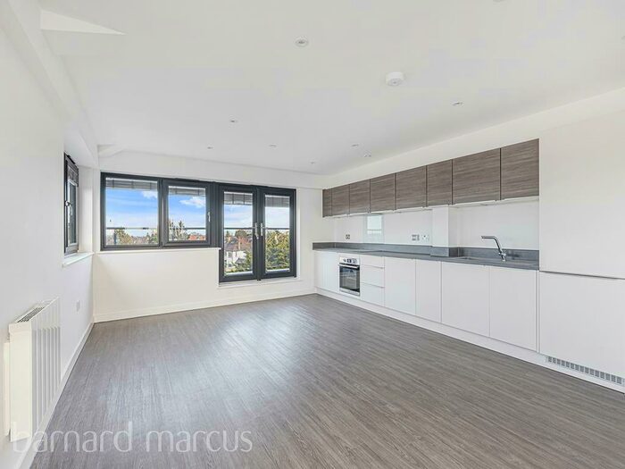 3 Bedroom Penthouse To Rent In - High Road, London, N20