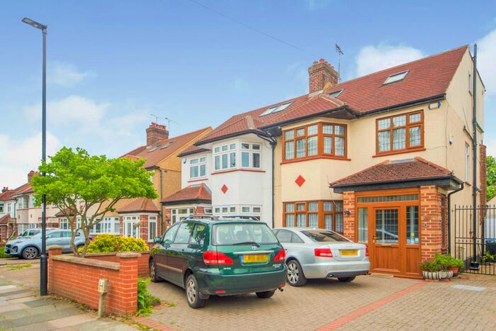 5 Bedroom House To Rent In Sussex Way, Cockfosters, EN4